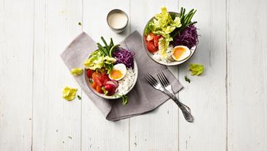 Salatbowl mit Basmatireis und Gemüse und Ei | Chirat Rezept