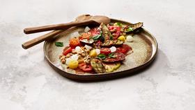 Ofenauberginen auf Tomaten-Kichererbsensalat | Chirat Rezept