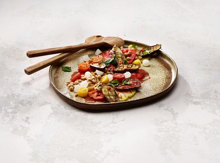 Ofenauberginen auf Tomaten-Kichererbsensalat | Chirat Rezept