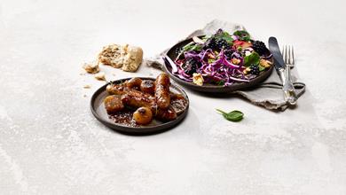 Honigglasierte Schweinswürste mit Rotkabissalat und Brombeeren | Chirat Rezept