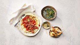 Muhammara auf Humus mit Pita-Chips und Cornichon-Relish | Chirat Rezept