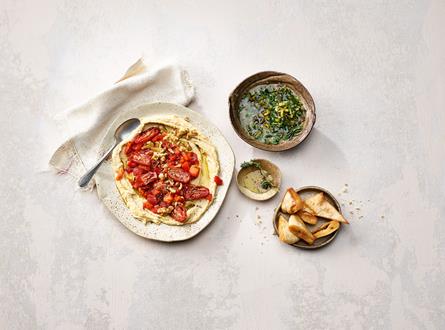Muhammara auf Humus mit Pita-Chips und Cornichon-Relish | Chirat Rezept