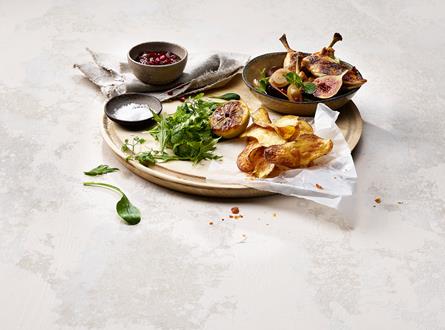 Mistkratzerli aus dem Ofen mit Ahornsirup Borettane Zwiebeln und Kartoffelchips | Chirat Rezept